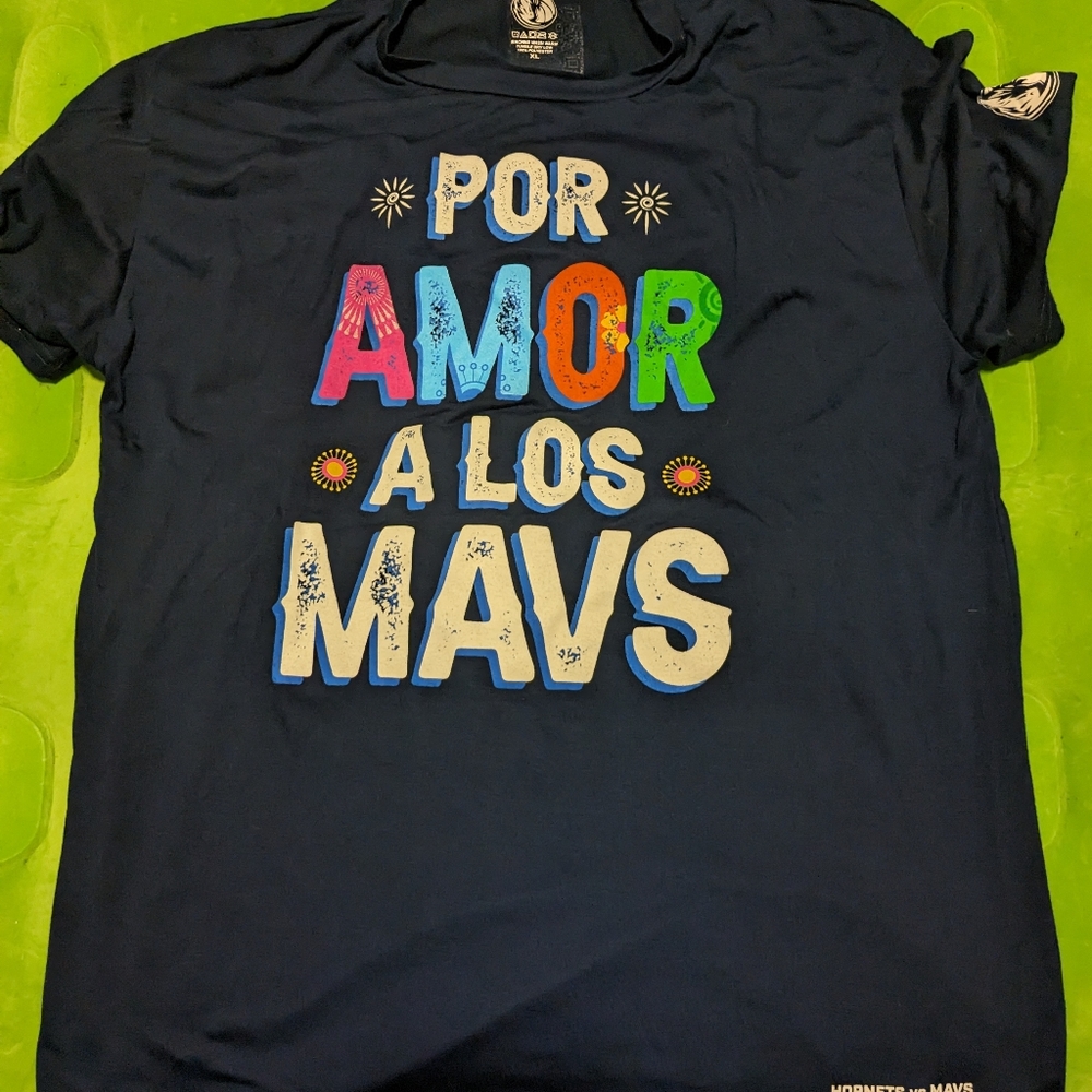 Dallas Mavericks Hispanic night t-shirt size large